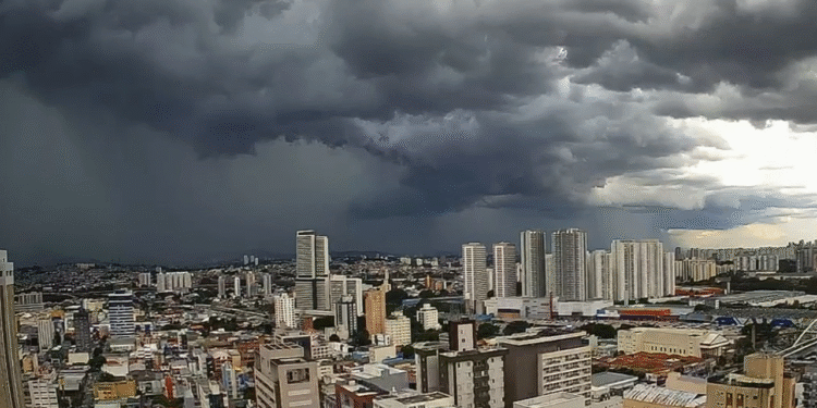 MT terá calor e baixa umidade com chuvas isoladas