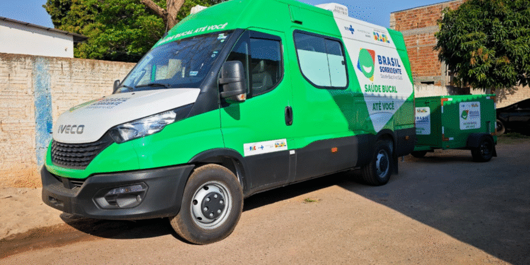 Unidade odontológica móvel é entregue em Cáceres