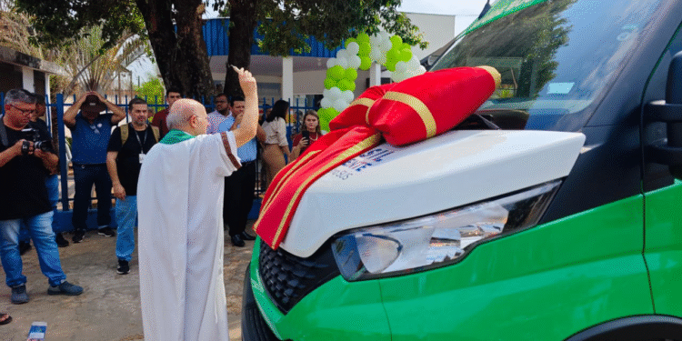 Cáceres entrega Unidade Odontológica Móvel
