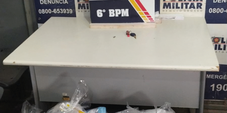 PM apreende veículo adulterado e drogas em Cáceres