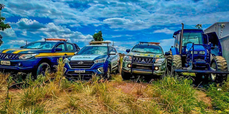 PRF e PM apreendem drogas e recuperam veículo em MT