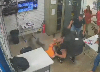 Pai agride professor após ele chamar atenção da filha