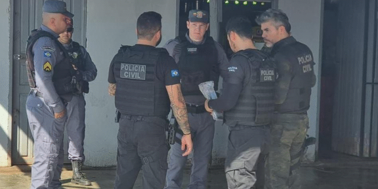 Polícia apreende drogas e brinquedos de facção