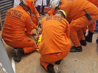 Homem que ficou 14h sobre caixa d’água, se joga de obra do Pronto-Socorro