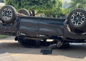 Hilux capota após colisão com Strada em cruzamento de Sinop