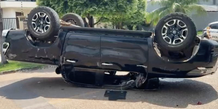 Hilux capota após colisão com Strada em cruzamento de Sinop