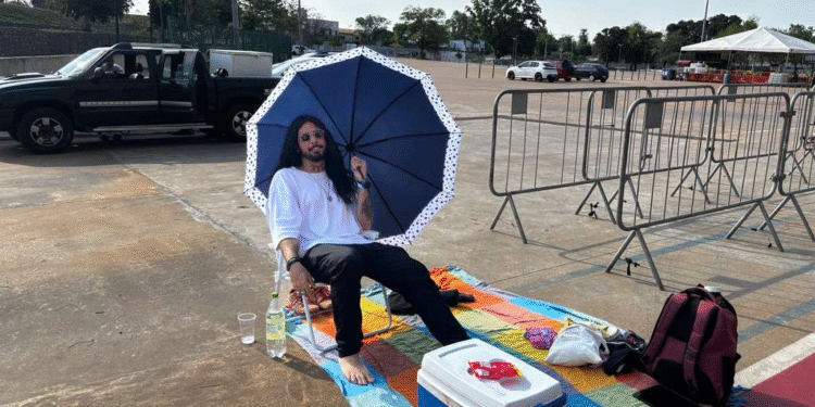 Fã inaugura fila para show do Guns N’ Roses em Cuiabá