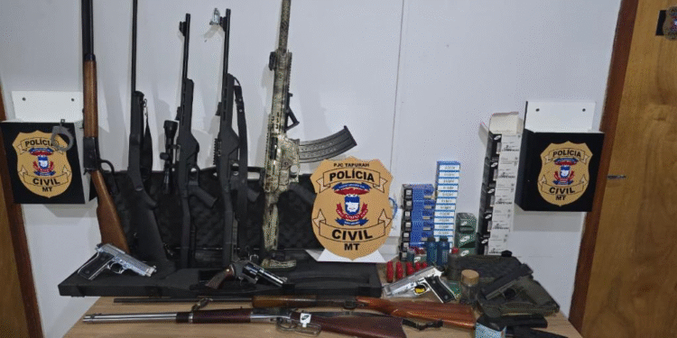 Polícia Civil apreende arsenal com 11 armas e 2 mil munições