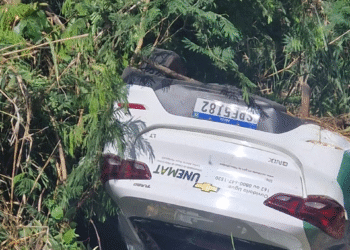 Três feridos após colisão entre carreta e carro