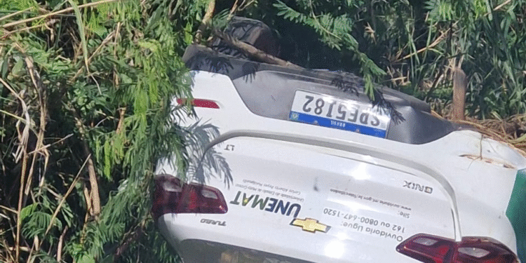 Três feridos após colisão entre carreta e carro