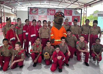 Bombeiros desafiam alunos de escolas militares