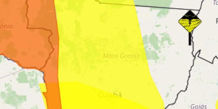 Chuva forte surpreende Cuiabá e causa estragos