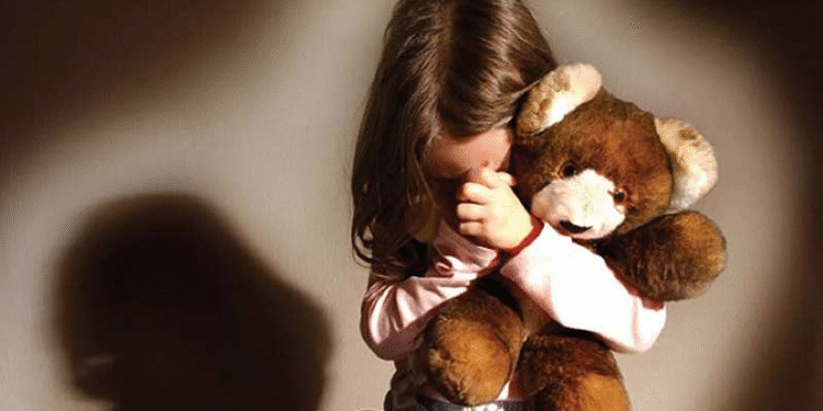 Homem é preso após abusar menina de sete anos