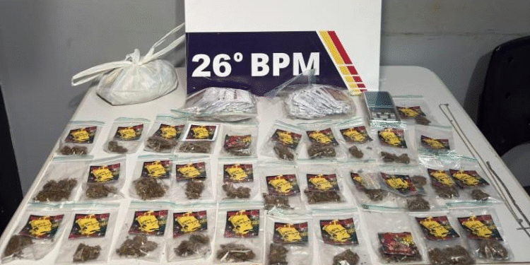 PM apreende 132 porções de drogas e detém suspeitos em MT