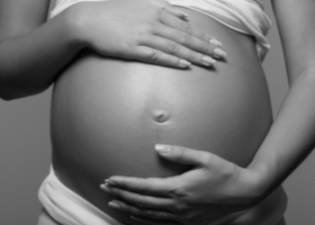 Mãe tenta abandonar recém-nascido