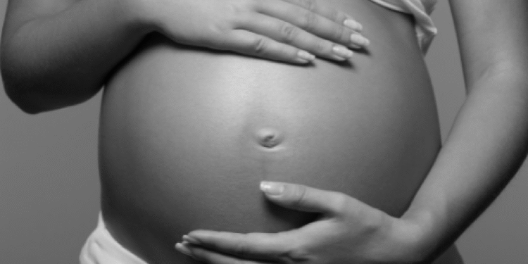 Mãe tenta abandonar recém-nascido