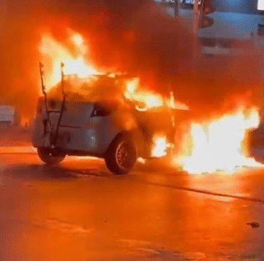 Incêndio destrói carro em MT