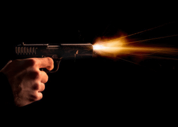 Suspeitos Invadem Quarto e Atiram