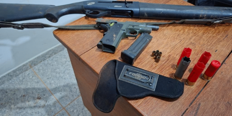 Motorista armado persegue e atira em caminhonete