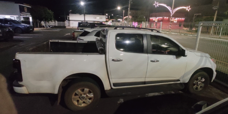 Veículos apreendidos e suspeito preso por furto