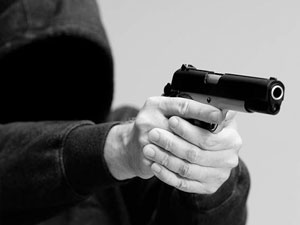 Criminosos armados invadem residência e efetuam disparos durante a madrugada em Cáceres