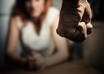 Jovem é agredida pelo ex-companheiro em Pontes e Lacerda; suspeito fugiu para área de mata