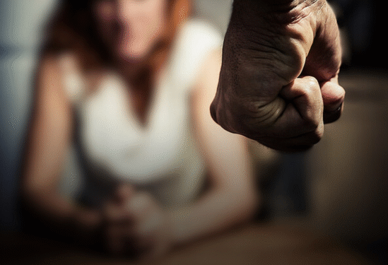 Jovem é agredida pelo ex-companheiro em Pontes e Lacerda; suspeito fugiu para área de mata