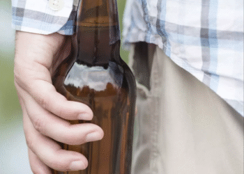 Morador de rua fica gravemente ferido após ser atingido com garrafa durante briga em Cuiabá