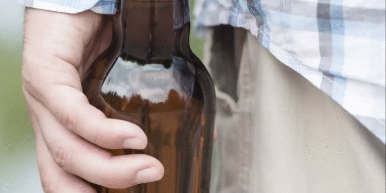 Morador de rua fica gravemente ferido após ser atingido com garrafa durante briga em Cuiabá