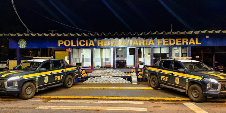 PRF apreende quase 300 kg de skunk escondidos em caminhão na BR-364, em MT