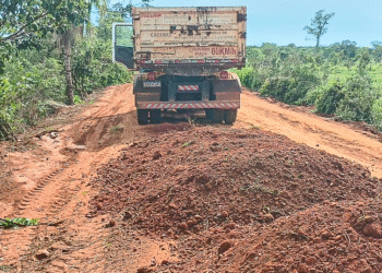 Prefeitura intensifica manutenção de estrada rural na comunidade Limoeiro, em Cáceres