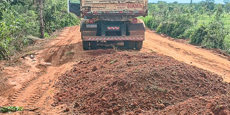 Prefeitura intensifica manutenção de estrada rural na comunidade Limoeiro, em Cáceres