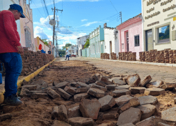 Prefeitura realiza manutenção na pavimentação em bloquetes da Rua 6 de Outubro
