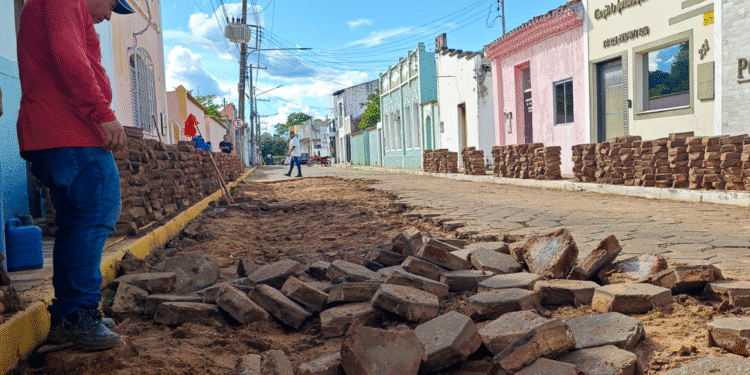 Prefeitura realiza manutenção na pavimentação em bloquetes da Rua 6 de Outubro