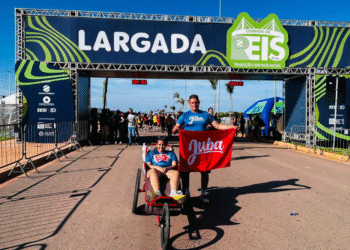 Pai e filha cadeirante emocionam o Brasil ao concluir Corrida de Reis mesmo após imprevisto