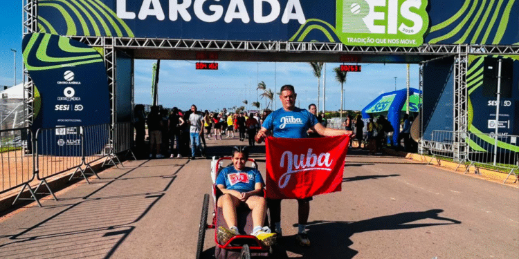 Pai e filha cadeirante emocionam o Brasil ao concluir Corrida de Reis mesmo após imprevisto
