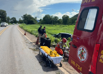 Casal sobrevive após veículo sair da pista e bater em árvore na BR-070, em Cáceres