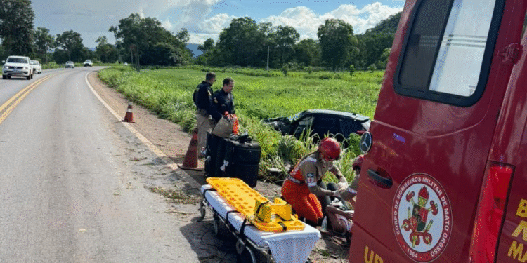 Casal sobrevive após veículo sair da pista e bater em árvore na BR-070, em Cáceres