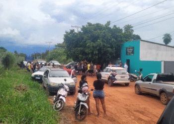 Adolescente de 14 anos é morto por engano no sofá de casa durante ataque de facção em Cáceres