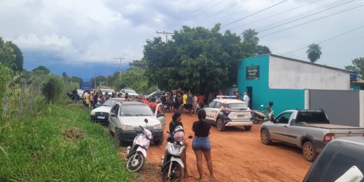 Adolescente de 14 anos é morto por engano no sofá de casa durante ataque de facção em Cáceres