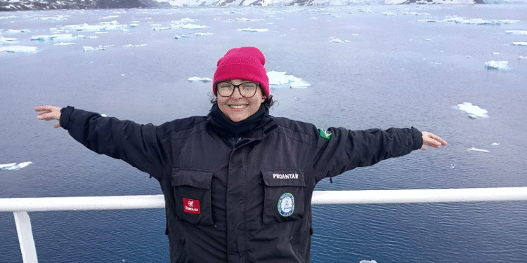 Da UNEMAT para a Antártica: A trajetória da bióloga cacerense que investiga os segredos do continente gelado