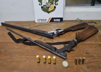 Dois homens são presos por porte ilegal de armas após disparos na zona rural de Lambari d’Oeste