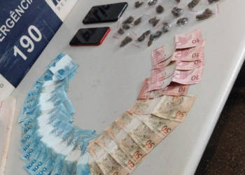 Polícia Militar prende três suspeitos, apreende drogas e conduz menor durante operação no distrito do Caramujo