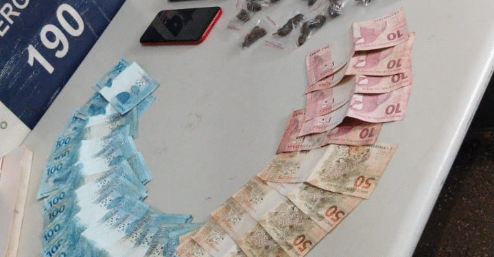 Polícia Militar prende três suspeitos, apreende drogas e conduz menor durante operação no distrito do Caramujo