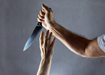 Homem é esfaqueado e escapa da morte após ataque em residência na Cohab Velha