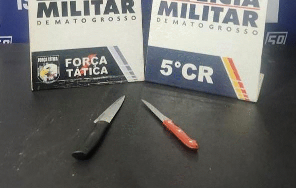 Mulher é presa por tentativa de homicídio após ataque a faca em praça pública