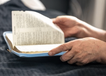 Idosa é agredida com soco na nuca pelo filho após se recusar a entregar celular para xingamentos em Glória d’Oeste