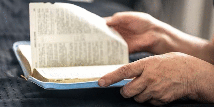 Idosa é agredida com soco na nuca pelo filho após se recusar a entregar celular para xingamentos em Glória d’Oeste