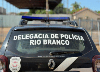 Polícia Civil prende casal acusado de extorsão após incêndio e disparos contra residência em Lambari D’Oeste