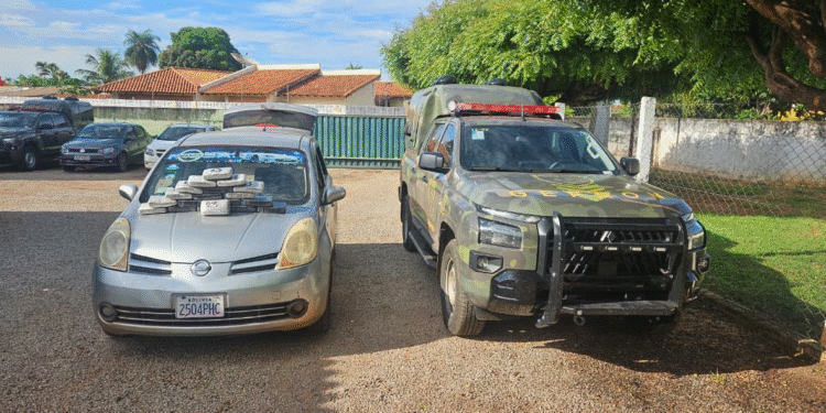 GEFRON apreende cocaína e maconha escondidas em táxi boliviano na Barreira do Limão